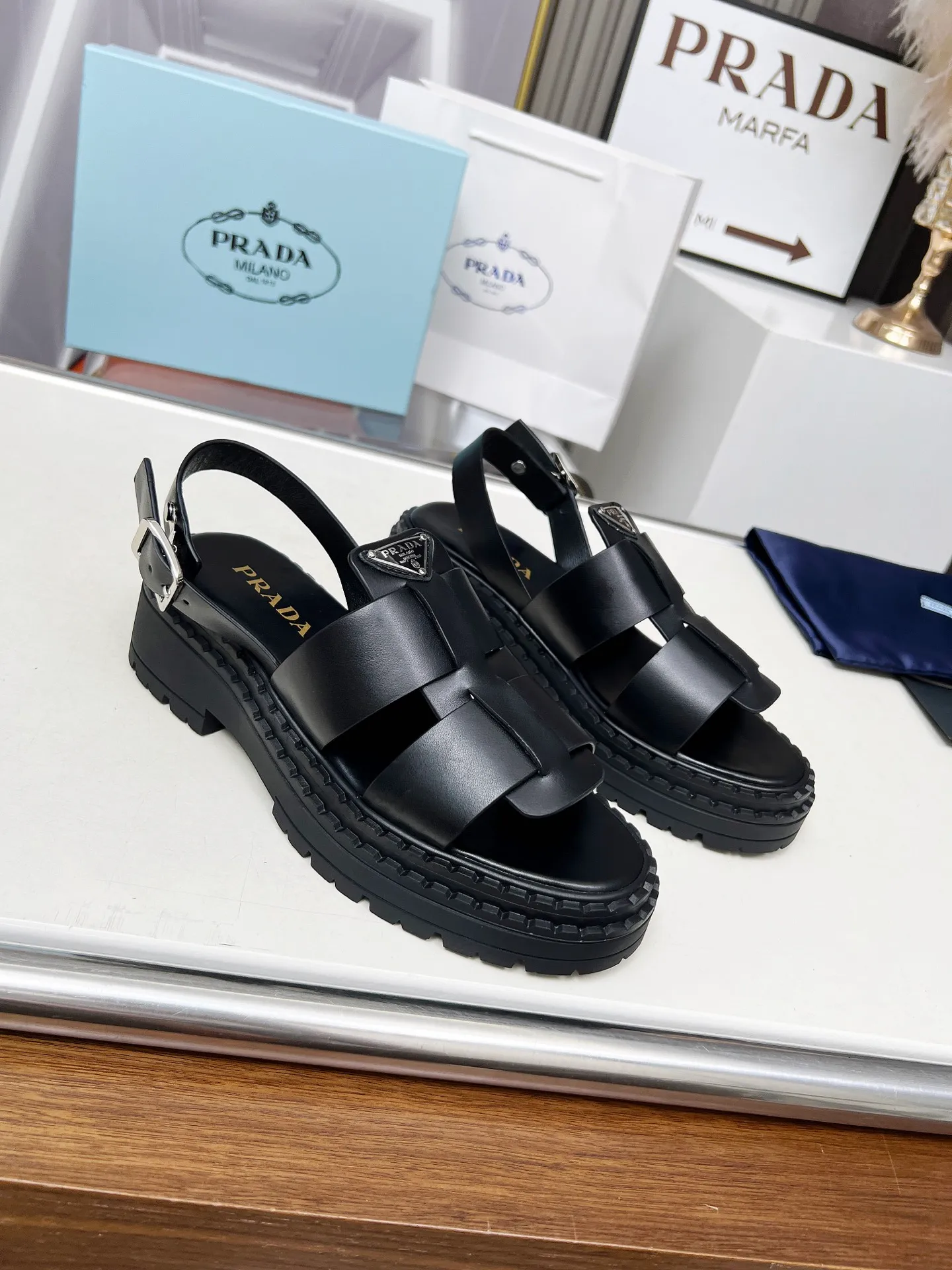 👟👟Ex-factory price 420👟👟 PRADA/Prada 25ss new spring and summer sandals. The simple design is probably the most popular thing about it. It is not the kind that is found on the street. It has its own brand personality. The fabric is made of calfskin and the lining is mixed sheepskin. Heel height: 4.5cm Size: #35-41 (35 41 custom-made is not returnable)